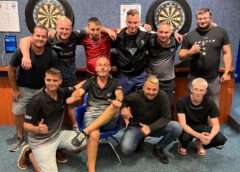Společná fotografie šipkařů po utkání s Bulls-eye Riviérou